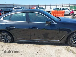 2024 BMW i4 xDrive40 z VIN WBY83FB05RFS37070, wystawiony jako IAAI lot #41975207 z przebiegiem 8 304 mil mil oraz . Historia ofert i sprzedaży dostępna na DreamBid. Obrazek 14.