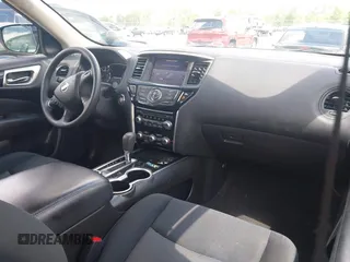 2018 Nissan Pathfinder S z VIN 5N1DR2MM9JC614833, wystawiony jako IAAI lot #42166948 z przebiegiem 157 647 mil mil oraz . Historia ofert i sprzedaży dostępna na DreamBid. Obrazek 5.