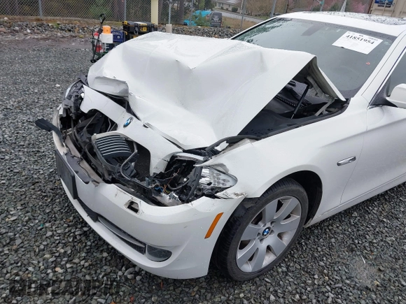 2013 BMW 5 Series 528i xDrive with VIN WBAXH5C54DDW13438, listed as a IAAI auction lot 41851954 with 122,653 mi miles. Bid and sale history available at carsss.com. Image 6.