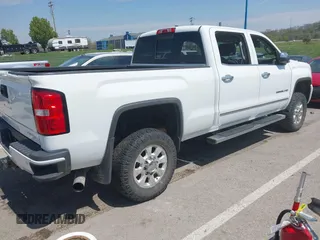 2015 GMC Sierra 2500HD Denali z VIN 1GT120E8XFF121170, wystawiony jako IAAI lot #42051421 z przebiegiem Nie podano mil oraz . Historia ofert i sprzedaży dostępna na DreamBid. Obrazek 4.
