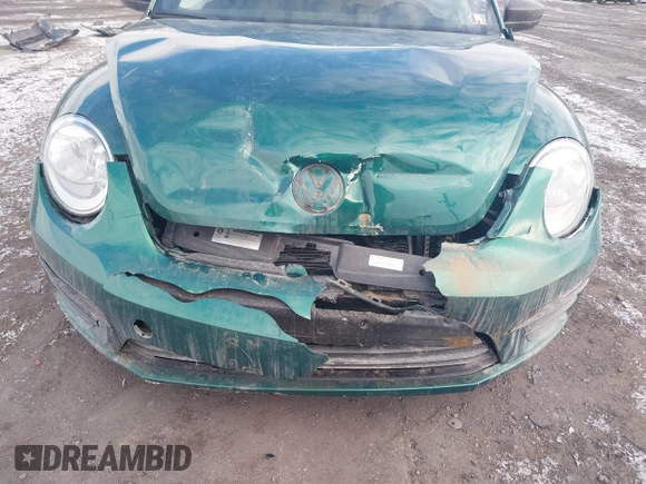 2018 Volkswagen Beetle S z VIN 3VWFD7AT7JM714915, wystawiony jako IAAI lot #41416623 z przebiegiem 49 134 mil mil oraz . Historia ofert i sprzedaży dostępna na DreamBid. Obrazek 6.