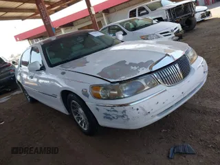 2002 Lincoln Town Car Signature z VIN 1LNHM82W02Y626302, wystawiony jako IAAI lot #41988496 z przebiegiem 193 346 mil mil oraz . Historia ofert i sprzedaży dostępna na DreamBid. Obrazek 1.