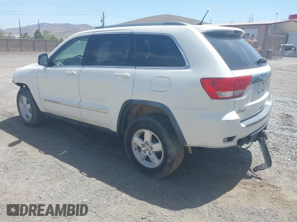 2011 Jeep Grand Cherokee Laredo z VIN 1J4RR4GG7BC555983, wystawiony jako IAAI lot #42361563 z przebiegiem 50 153 mil mil oraz . Historia ofert i sprzedaży dostępna na DreamBid. Obrazek 3.