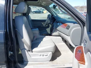 2008 Chevrolet Tahoe 1LT z VIN 1GNFK130X8J138051, wystawiony jako IAAI lot #41983344 z przebiegiem 235 811 mil mil oraz . Historia ofert i sprzedaży dostępna na DreamBid. Obrazek 5.