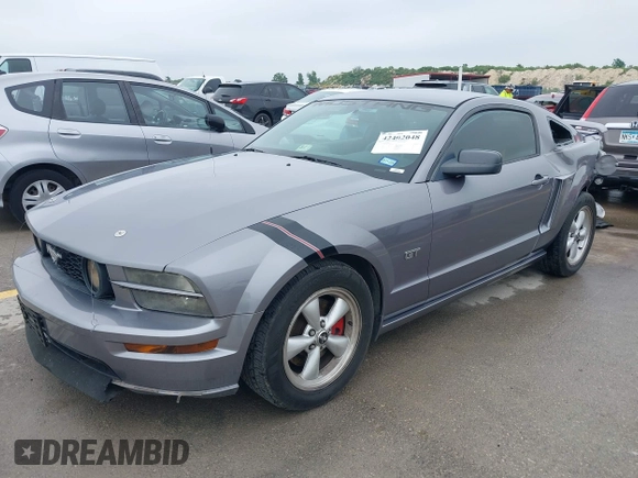 2006 Ford Mustang GT Deluxe z VIN 1ZVHT82H065132924, wystawiony jako IAAI lot #42402048 z przebiegiem 146 526 mil mil oraz . Historia ofert i sprzedaży dostępna na DreamBid. Obrazek 2.