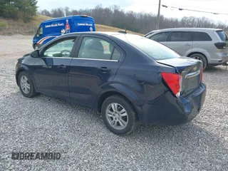 2015 Chevrolet Sonic LT z VIN 1G1JC5SH2F4114880, wystawiony jako IAAI lot #41911106 z przebiegiem 148 429 mil mil oraz . Historia ofert i sprzedaży dostępna na DreamBid. Obrazek 3.