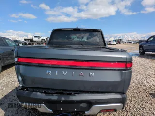 2025 Rivian R1T Adventure z VIN 7FCTGBAA6SN035587, wystawiony jako Copart lot #49142625 z przebiegiem Nie podano mil oraz Szkody całkowita. Historia ofert i sprzedaży dostępna na DreamBid. Obrazek 6.