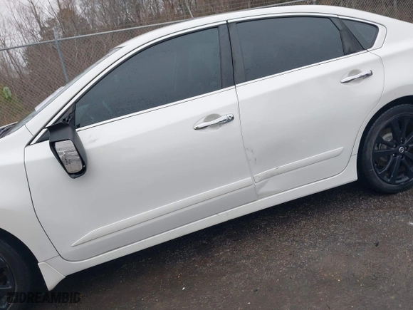 2018 Nissan Altima 2.5 SL with VIN 1N4AL3AP3JC163577, listed as a IAAI auction lot 41406241 with 138,214 mi miles. Bid and sale history available at carsss.com. Image 6.