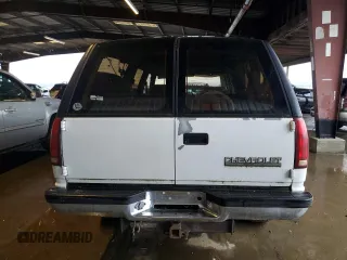 1992 Chevrolet Suburban z VIN 1GNGK26K8NJ330202, wystawiony jako Copart lot #85204074 z przebiegiem 266 388 mil mil oraz Czysty tytuł • Clean title. Historia ofert i sprzedaży dostępna na DreamBid. Obrazek 6.