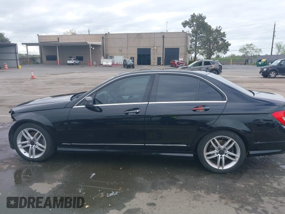 2013 Mercedes-Benz C 250 Sport z VIN WDDGF4HB4DA805824, wystawiony jako IAAI lot #41885189 z przebiegiem 140 404 mil mil oraz . Historia ofert i sprzedaży dostępna na DreamBid. Obrazek 15.