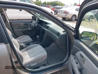 1998 Toyota Camry LE z VIN 4T1BG22K8WU330576, wystawiony jako IAAI lot #42417387 z przebiegiem 99 861 mil mil oraz . Historia ofert i sprzedaży dostępna na DreamBid. Obrazek 5.
