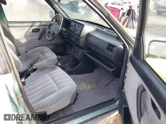 1991 Volkswagen Jetta z VIN 3VWRB21G1MM017401, wystawiony jako IAAI lot #41018295 z przebiegiem 206 316 mil mil oraz . Historia ofert i sprzedaży dostępna na DreamBid. Obrazek 5.