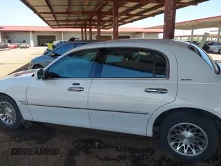 2000 Lincoln Town Car Signature with VIN 1LNHM82W1YY916055, listed as a IAAI auction lot 42488210 with 189,149 mi miles and . Bid and sale history available at DreamBid. Image 14.