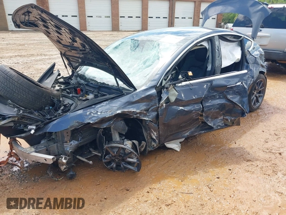2020 Tesla Model 3 Long Range z VIN 5YJ3E1EB5LF710788, wystawiony jako IAAI lot #42020503 z przebiegiem 76 606 mil mil oraz . Historia ofert i sprzedaży dostępna na DreamBid. Obrazek 2.