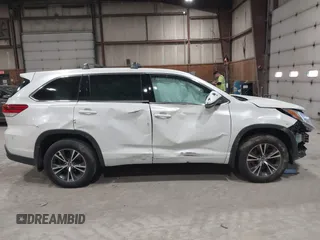 2018 Toyota Highlander LE z VIN 5TDZZRFH5JS250363, wystawiony jako IAAI lot #42049313 z przebiegiem 97 243 mil mil oraz . Historia ofert i sprzedaży dostępna na DreamBid. Obrazek 14.