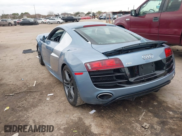 2011 Audi R8 5.2L z VIN WUAANAFG1BN000341, wystawiony jako IAAI lot #41330621 z przebiegiem 52 555 mil mil oraz . Historia ofert i sprzedaży dostępna na DreamBid. Obrazek 3.