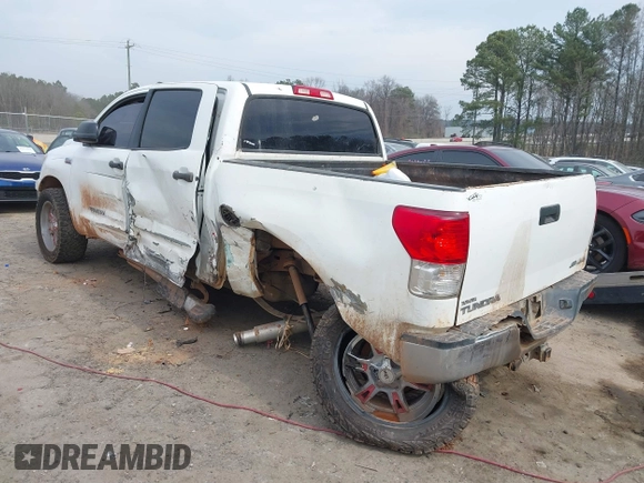 2013 Toyota Tundra z VIN 5TFDW5F13DX275744, wystawiony jako IAAI lot #41689927 z przebiegiem 259 732 mil mil oraz . Historia ofert i sprzedaży dostępna na DreamBid. Obrazek 3.