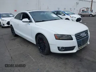 2012 Audi A5 Premium Plus z VIN WAULFAFR8CA004140, wystawiony jako IAAI lot #42009180 z przebiegiem 133 284 mil mil oraz . Historia ofert i sprzedaży dostępna na DreamBid. Obrazek 1.