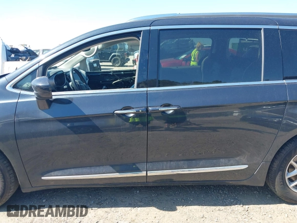 2020 Chrysler Pacifica Touring L z VIN 2C4RC1BG4LR230598, wystawiony jako IAAI lot #41782052 z przebiegiem 184 093 mil mil oraz . Historia ofert i sprzedaży dostępna na DreamBid. Obrazek 14.