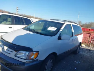 2001 Toyota Sienna LE with VIN 4T3ZF13C21U369974, listed as a IAAI auction lot 41821093 with 208,354 mi miles. Bid and sale history available at carsss.com. Image 2.