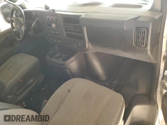 2017 GMC Savana Cargo z VIN 1GTW7AFF3H1297844, wystawiony jako Copart lot #56349845 z przebiegiem 241 498 mil mil oraz Tytuł czysty. Historia ofert i sprzedaży dostępna na DreamBid. Obrazek 8.