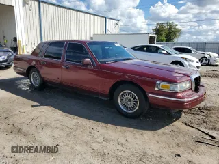 1996 Lincoln Town Car Signature z VIN 1LNLM82W3TY725921, wystawiony jako Copart lot #72569054 z przebiegiem 109 073 mil mil oraz Szkody całkowita. Historia ofert i sprzedaży dostępna na DreamBid. Obrazek 4.