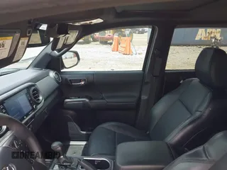 2020 Toyota Tacoma SR5 z VIN 3TMAZ5CN8LM138501, wystawiony jako IAAI lot #42321412 z przebiegiem 81 806 mil mil oraz . Historia ofert i sprzedaży dostępna na DreamBid. Obrazek 18.