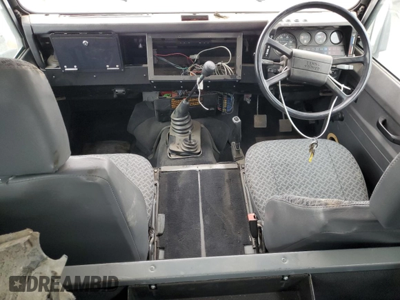 1990 Land Rover Defender z VIN SALLDVAF7HA478978, wystawiony jako Copart lot #65643315 z przebiegiem 76 116 mil mil oraz Czysty tytuł • Clean title. Historia ofert i sprzedaży dostępna na DreamBid. Obrazek 8.