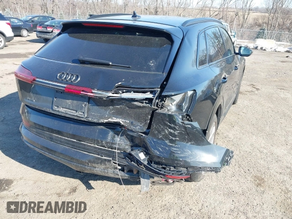 2021 Audi e-tron Premium Plus z VIN WA1LAAGE5MB012022, wystawiony jako IAAI lot #41458134 z przebiegiem 42 137 mil mil oraz . Historia ofert i sprzedaży dostępna na DreamBid. Obrazek 6.