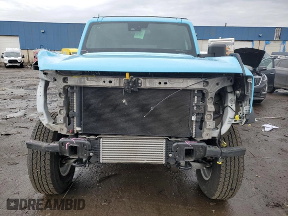 2023 Ford Bronco z VIN 1FMEE5BP9PLB15828, wystawiony jako Copart lot #47347135 z przebiegiem 11 370 mil mil oraz Czysty tytuł • Clean title. Historia ofert i sprzedaży dostępna na DreamBid. Obrazek 5.