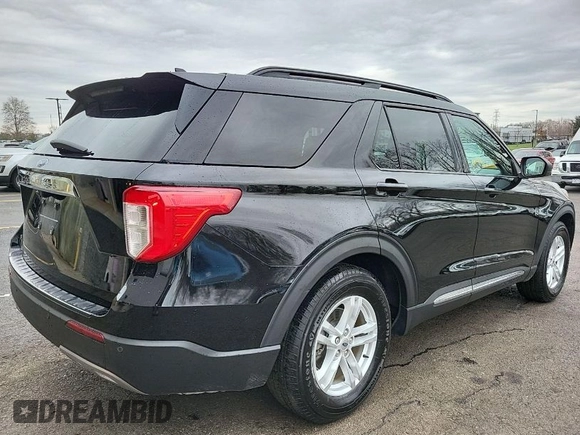 2021 Ford Explorer XLT with VIN 1FMSK7DH7MGA65724, listed as a IAAI auction lot 42076583 with 99,716 mi miles. Bid and sale history available at carsss.com. Image 1.
