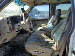 1999 Cadillac Escalade z VIN 1GYEK13R8XR411548, wystawiony jako Copart lot #75803424 z przebiegiem 277 712 mil mil oraz Szkody całkowita. Historia ofert i sprzedaży dostępna na DreamBid. Obrazek 7.