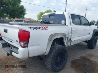 2017 Toyota Tacoma SR5 z VIN 5TFCZ5AN1HX116806, wystawiony jako IAAI lot #41839628 z przebiegiem 90 197 mil mil oraz . Historia ofert i sprzedaży dostępna na DreamBid. Obrazek 4.