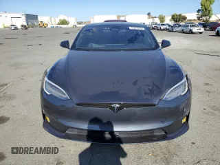2022 Tesla Model S z VIN 5YJSA1E53NF462884, wystawiony jako Copart lot #62701915 z przebiegiem Nie podano mil oraz Szkoda całkowita • Salvage title. Historia ofert i sprzedaży dostępna na DreamBid. Obrazek 5.