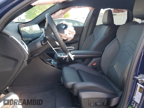 2024 BMW X1 xDrive28i z VIN WBX73EF0XR5017143, wystawiony jako Copart lot #54323325 z przebiegiem 5 411 mil mil oraz Szkoda całkowita • Salvage title. Historia ofert i sprzedaży dostępna na DreamBid. Obrazek 7.