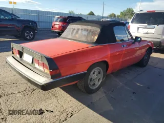 1983 Alfa Romeo Spider Veloce z VIN ZARBA5413D1017001, wystawiony jako Copart lot #68685714 z przebiegiem 71 738 mil mil oraz Szkody całkowita. Historia ofert i sprzedaży dostępna na DreamBid. Obrazek 3.