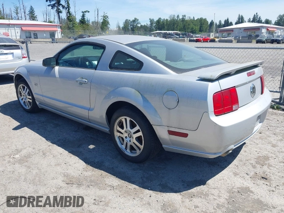 2006 Ford Mustang GT Deluxe z VIN 1ZVHT82H065175045, wystawiony jako IAAI lot #42446022 z przebiegiem 144 165 mil mil oraz . Historia ofert i sprzedaży dostępna na DreamBid. Obrazek 3.