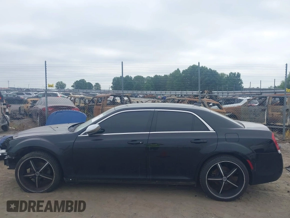 2018 Chrysler 300 Touring with VIN 2C3CCAAG9JH292089, listed as a IAAI auction lot 40013347 with 88,556 mi miles. Bid and sale history available at carsss.com. Image 15.