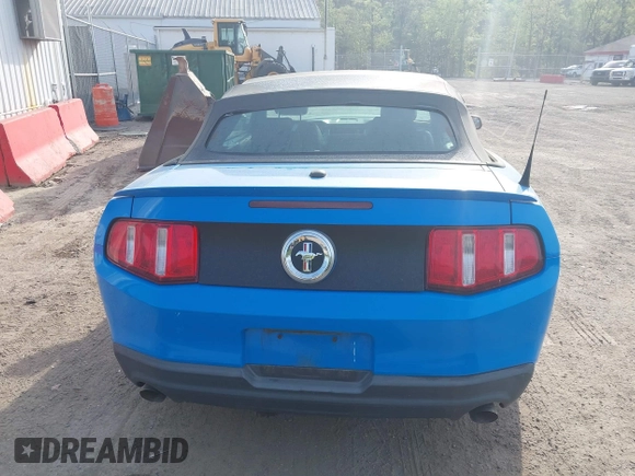 2011 Ford Mustang V6 z VIN 1ZVBP8EM4B5110048, wystawiony jako IAAI lot #42104845 z przebiegiem 141 294 mil mil oraz . Historia ofert i sprzedaży dostępna na DreamBid. Obrazek 16.