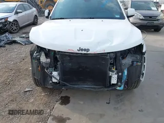 2017 Jeep Grand Cherokee Altitude z VIN 1C4RJFAG3HC707171, wystawiony jako IAAI lot #42145431 z przebiegiem 82 199 mil mil oraz . Historia ofert i sprzedaży dostępna na DreamBid. Obrazek 6.