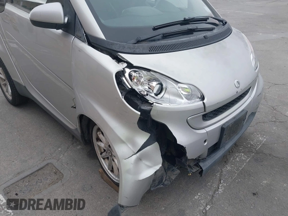 2009 Smart fortwo Pure z VIN WMEEJ31X99K209322, wystawiony jako IAAI lot #42465179 z przebiegiem 75 730 mil mil oraz . Historia ofert i sprzedaży dostępna na DreamBid. Obrazek 6.