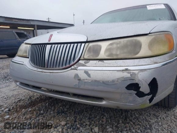 2001 Lincoln Town Car Executive with VIN 1LNHM81W91Y684733, listed as a IAAI auction lot 41949151 with 136,356 mi miles and . Bid and sale history available at DreamBid. Image 6.