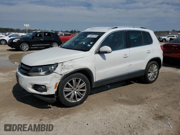 2012 Volkswagen Tiguan SE z VIN WVGAV7AX1CW526645, wystawiony jako Copart lot #46944195 z przebiegiem 87 811 mil mil oraz Szkody całkowita. Historia ofert i sprzedaży dostępna na DreamBid. Obrazek 1.