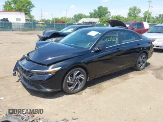 2025 Hyundai Elantra SEL Convenience z VIN KMHLS4DG9SU910615, wystawiony jako IAAI lot #42296527 z przebiegiem 11 590 mil mil oraz . Historia ofert i sprzedaży dostępna na DreamBid. Obrazek 2.