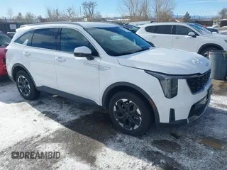 2024 Kia Sorento S z VIN 5XYRLDJC0RG275129, wystawiony jako IAAI lot #41354269 z przebiegiem 16 907 mil mil oraz . Historia ofert i sprzedaży dostępna na DreamBid. Obrazek 1.