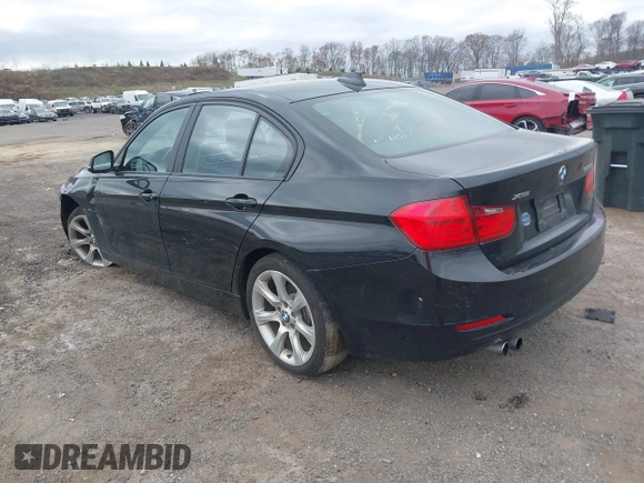 2015 BMW 3 Series 328i xDrive z VIN WBA3B5G53FNS16309, wystawiony jako IAAI lot #42093692 z przebiegiem 84 229 mil mil oraz . Historia ofert i sprzedaży dostępna na DreamBid. Obrazek 3.