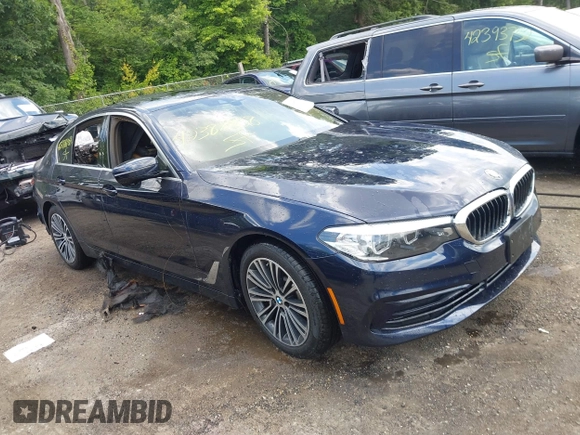 2019 BMW 5 Series 530i xDrive z VIN WBAJA7C55KWW00477, wystawiony jako IAAI lot #42388808 z przebiegiem 36 mil mil oraz . Historia ofert i sprzedaży dostępna na DreamBid. Obrazek 1.