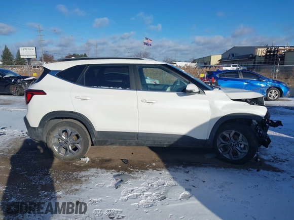 2024 Kia Seltos S z VIN KNDEU2AA7R7638201, wystawiony jako IAAI lot #41022692 z przebiegiem 5 503 mil mil oraz . Historia ofert i sprzedaży dostępna na DreamBid. Obrazek 13.