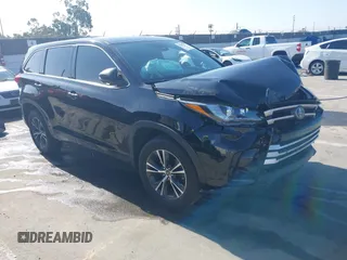 2018 Toyota Highlander LE z VIN 5TDZZRFH3JS252287, wystawiony jako IAAI lot #42216207 z przebiegiem 104 340 mil mil oraz . Historia ofert i sprzedaży dostępna na DreamBid. Obrazek 1.