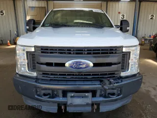2019 Ford F-250 XL z VIN 1FT7X2B64KEC43064, wystawiony jako Copart lot #62648665 z przebiegiem 109 146 mil mil oraz Czysty tytuł • Clean title. Historia ofert i sprzedaży dostępna na DreamBid. Obrazek 5.